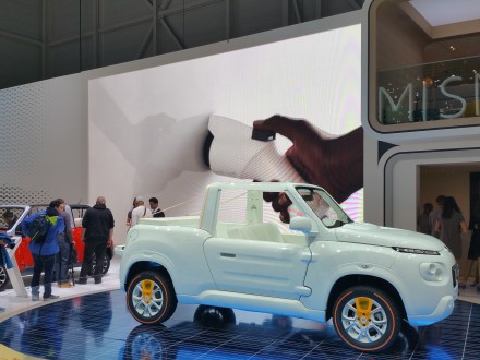 Funky beach vehicle by Citroën: eMehari