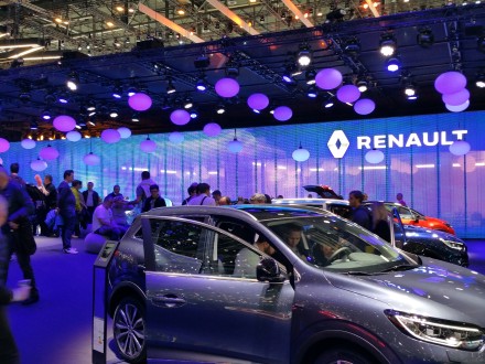 Renault, new logo, back to old tech