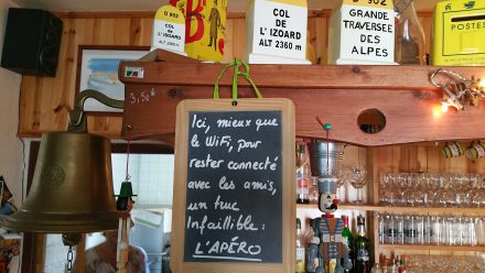 The fact that the place does not have any WIFI or mobile signal does help people to try the "truc infallible"