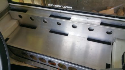 Metal cover instead of the usual wooden one - nice.