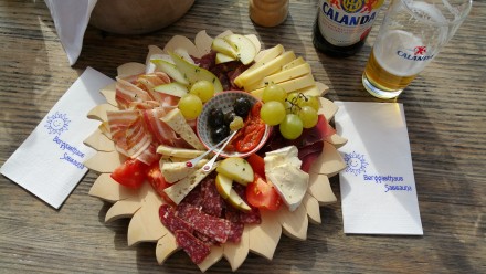 Local cheese and meat, a "Plättli"